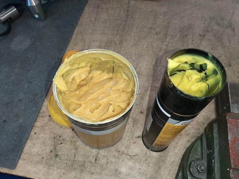 Слева оригинал Klüber, справа контрафакт